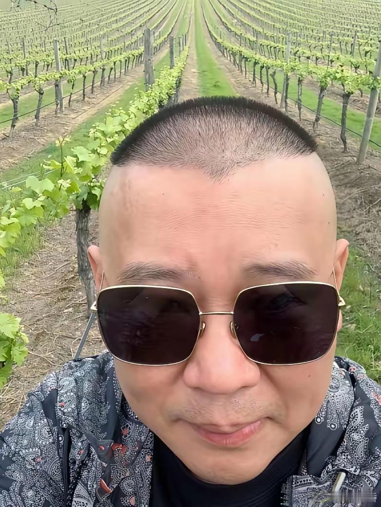 郭德纲带着德云社的员工在自己的澳洲大庄园里搞团建，被全网骂得瑟
