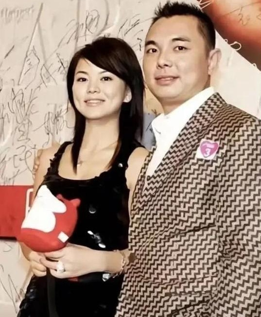 当年，李湘与两任老公的留影。