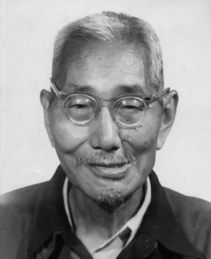 1937年，日本人往成堆的“南京市民”身上浇满了煤油，随后一把火点燃。突然，一具