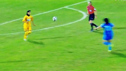 经典重现！武汉女足队员秦曼曼禁区外拔脚怒射，几分相似当年刘爱玲惊天远射。第8