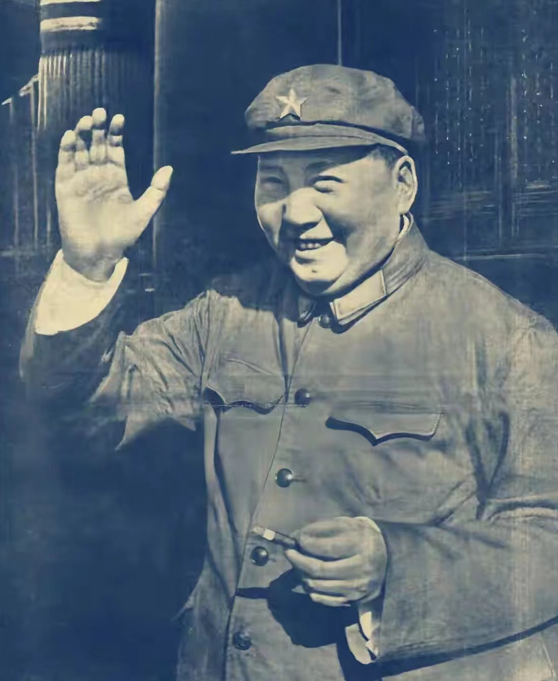 1950年2月，毛主席从苏联访问回国，路经东北，到哈尔滨车辆厂视察，哈尔滨市长饶