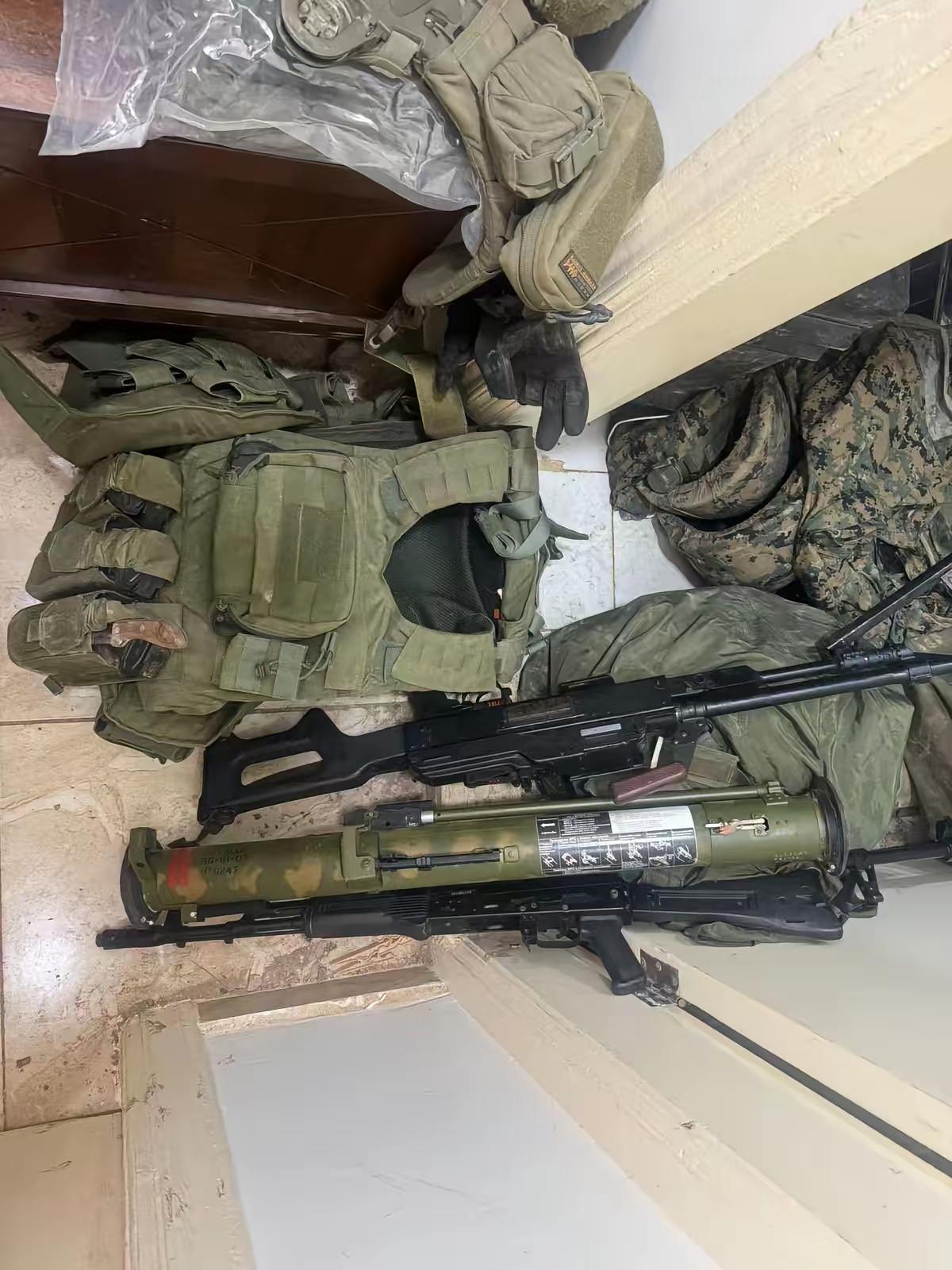 以色列军队在黎巴嫩南部搜索，到处都是黎巴嫩真主党丢弃的武器装备。以军在一个据