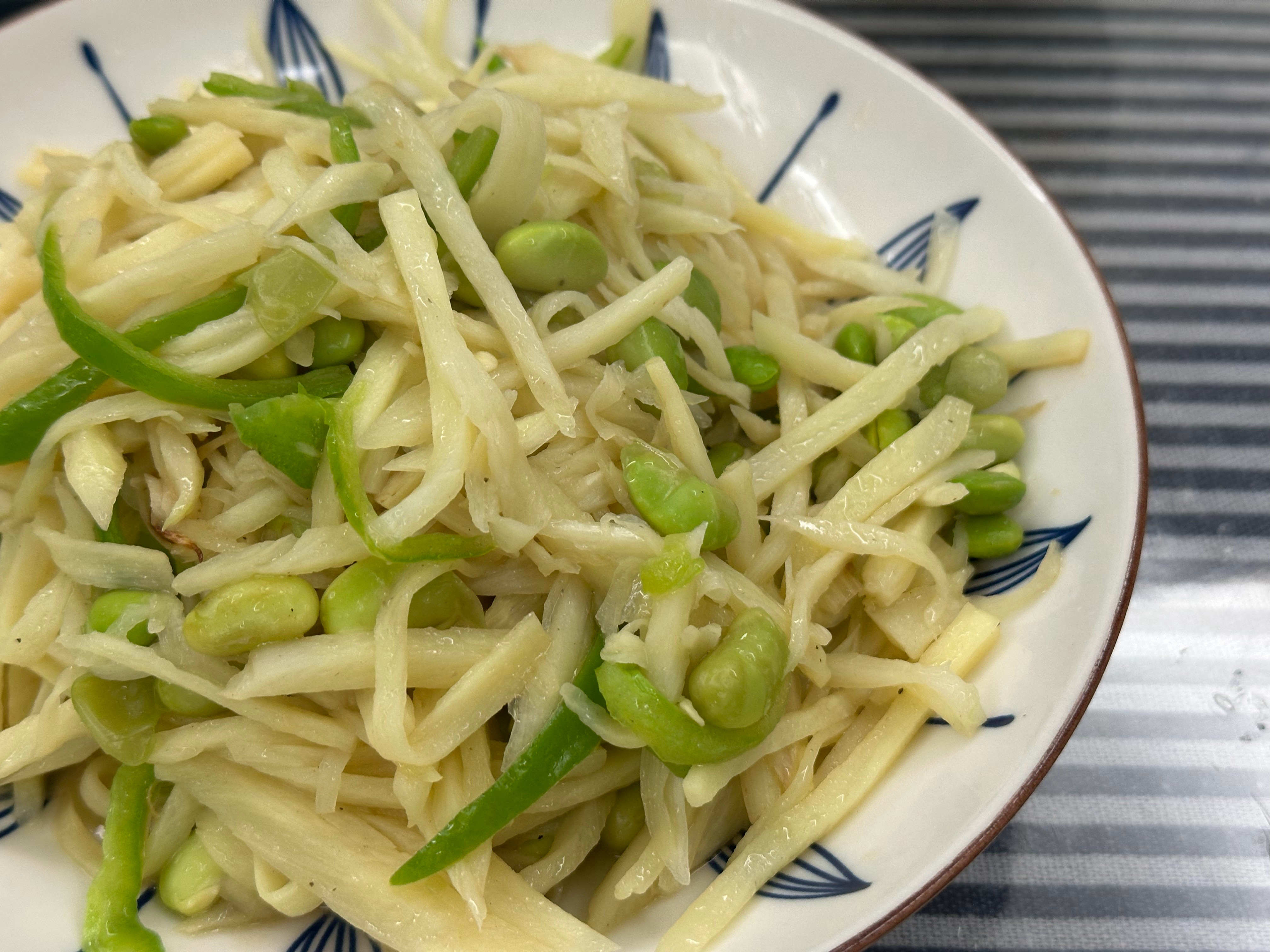 手机拍美食给少爷做了糖醋排骨，基本都他炫的，我就是做的时候尝了一下[