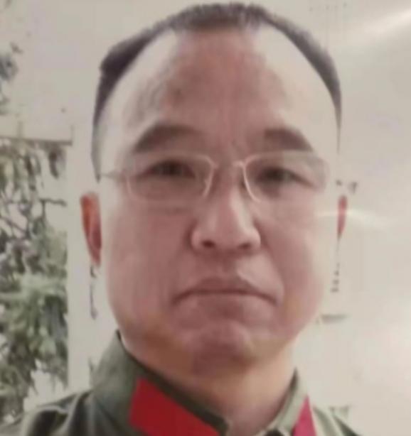 1984年,战士李陶雄中弹牺牲,送葬途中遗体竟两次从车上跌落,护士郑英察觉异样,