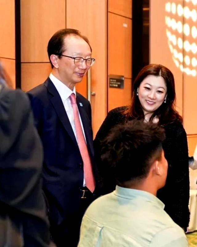 伏明霞嫁给大她26岁的老公，如今47岁状态绝佳，尽显名媛气质。她的一双儿女更是让
