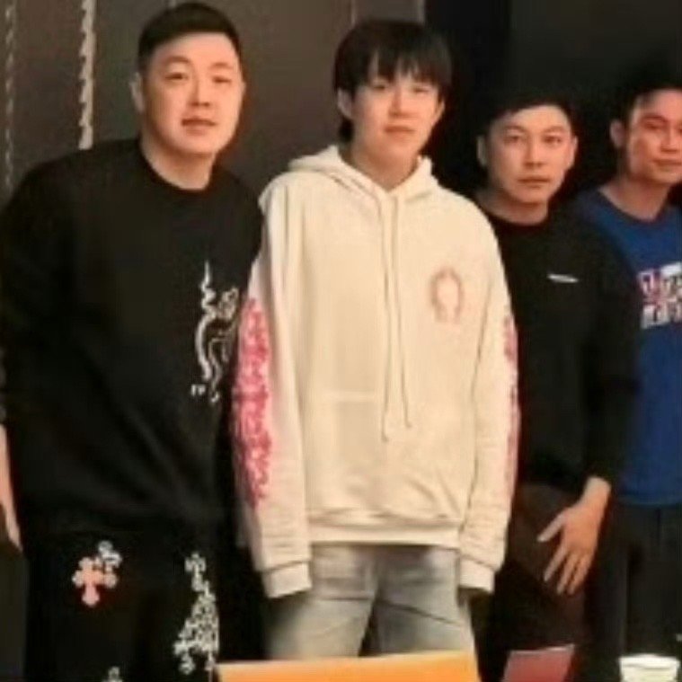 乒超魏桥战队聚餐合影曝光，王楚钦双手缩进袖子里，模样软萌乖巧，赛场霸气杀神秒变可