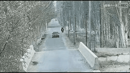 确定不是碰瓷的？如果不是那就一定是路况不好，摩托车超越轿车后，车轮碾压到了沙子或