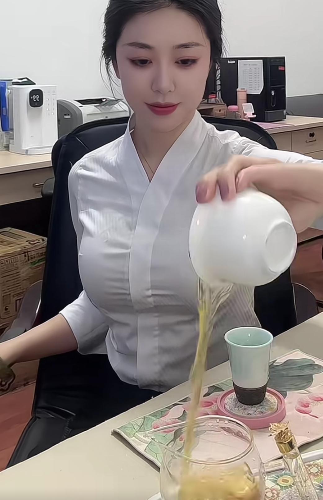 茶香满溢，心旷神怡。