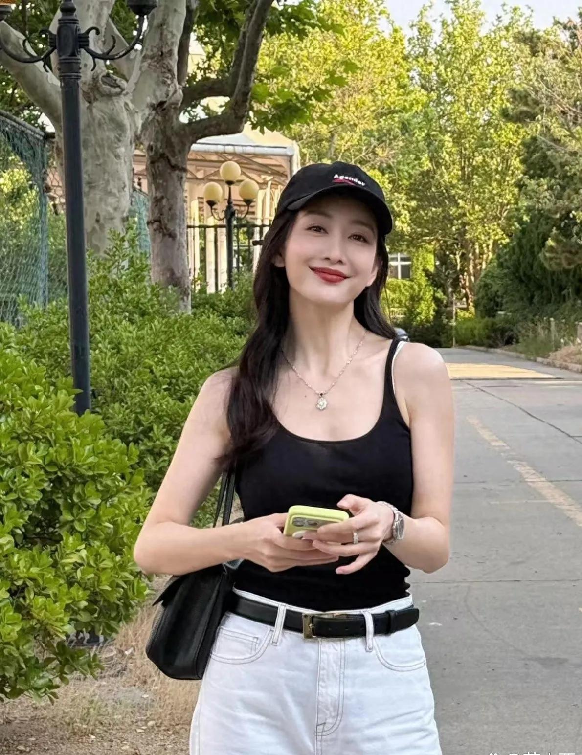 王鸥这套日常私服太耐看了！经典黑吊带搭配白色阔腿牛仔裤，黑白配色永不过时。棒