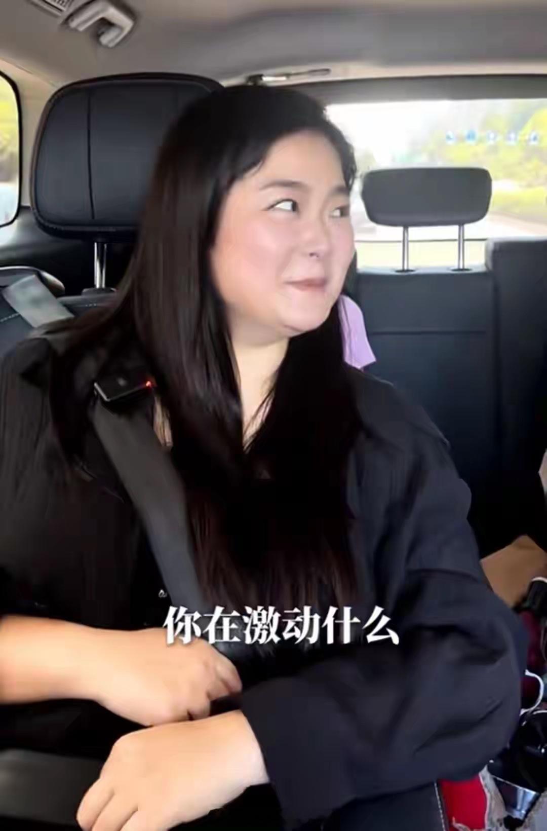 何洁前夫晒素人老婆，现任也是小圆脸一脸福相，被夸神似邓丽君！