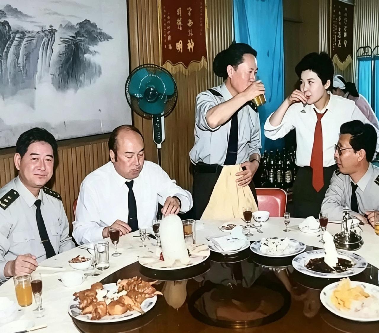 90年代部队聚餐，董文华这架势真没谁了。一手端杯一手掐腰，仰头就是一口闷，那股子