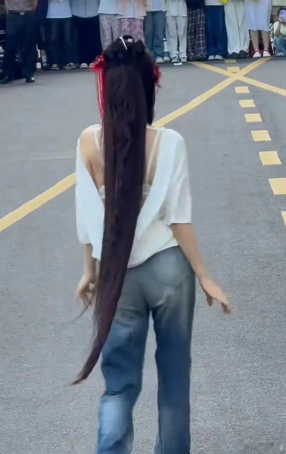 虞书欣这穿搭是跟jennie学的吧