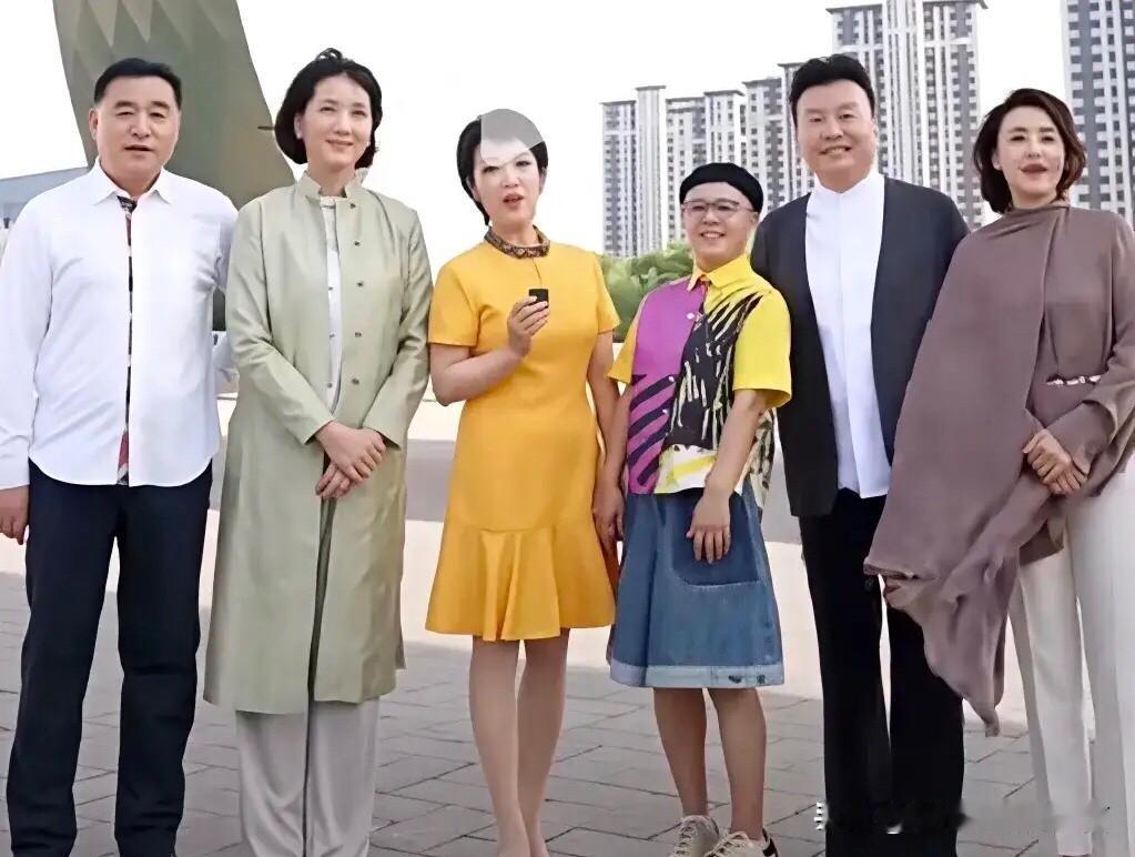 六位央视才华横溢的主持人，能全部认出来的绝对是央视的忠实粉丝，我喜欢左边第二个的