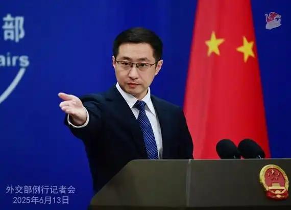 极度可笑的地方不在于伊朗向中国靠近，而在于它很多时候把国际关系想得太精了。太