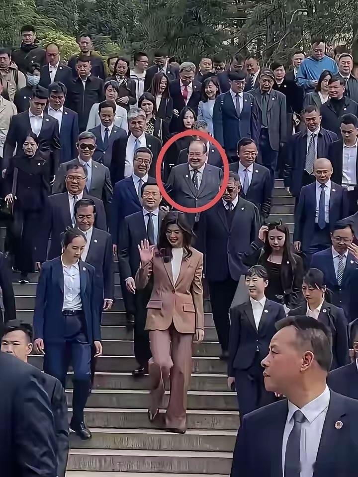 你们发现没？穿西装的人里唯独郑的副随衣服的那个标志在右边，这是为什么？