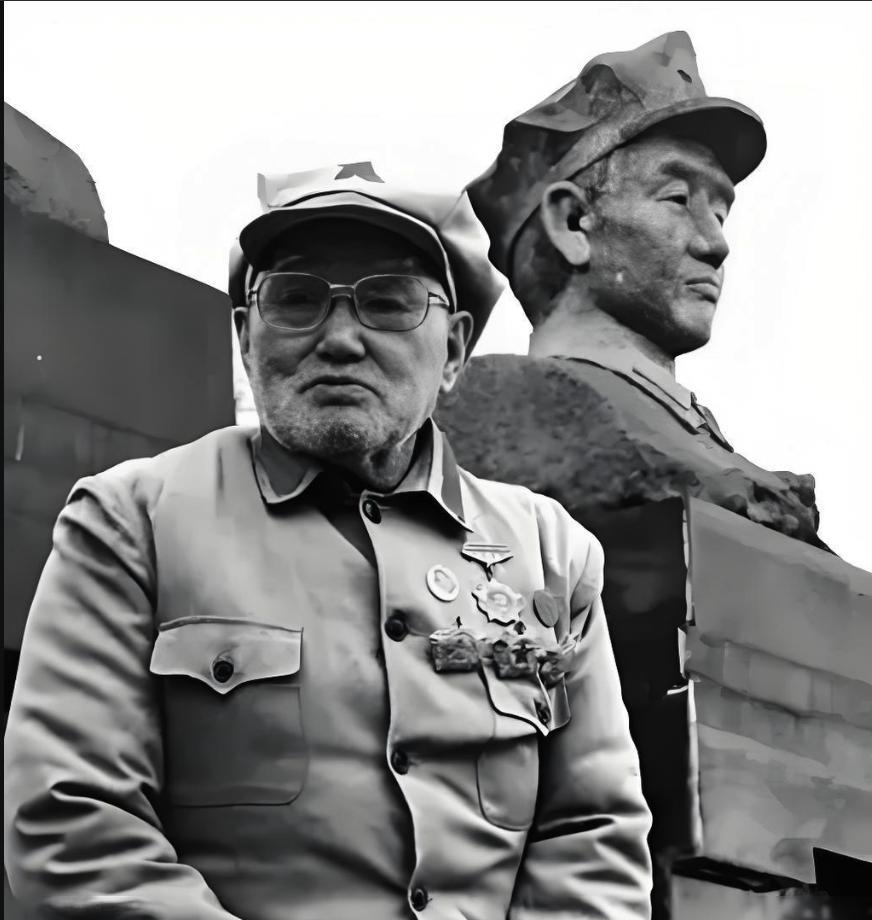 1940年，刘洪才外出侦察敌情，返程途中，遇到了五个形迹可疑的民兵，他看了对方一