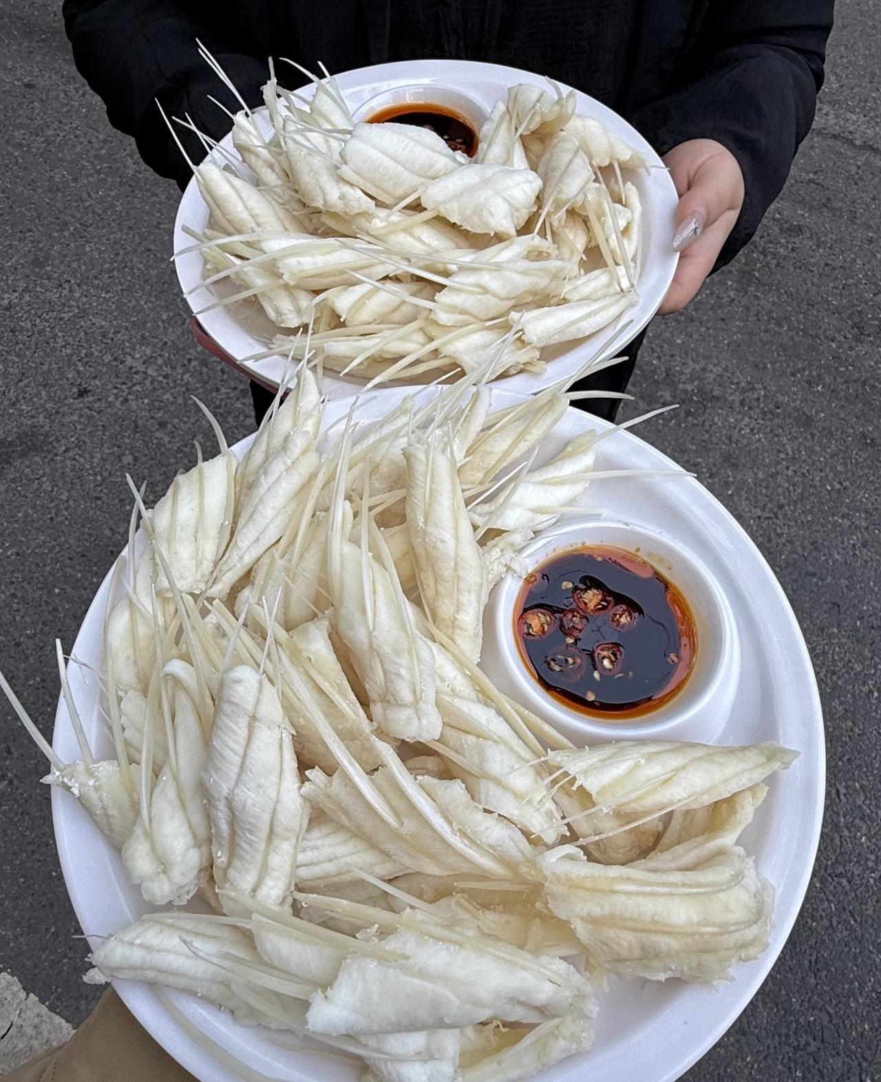 脆肉鲩，广东中山的特产，这种鱼是吃蚕豆长大的，口感就是脆脆的。本身没味儿，吃