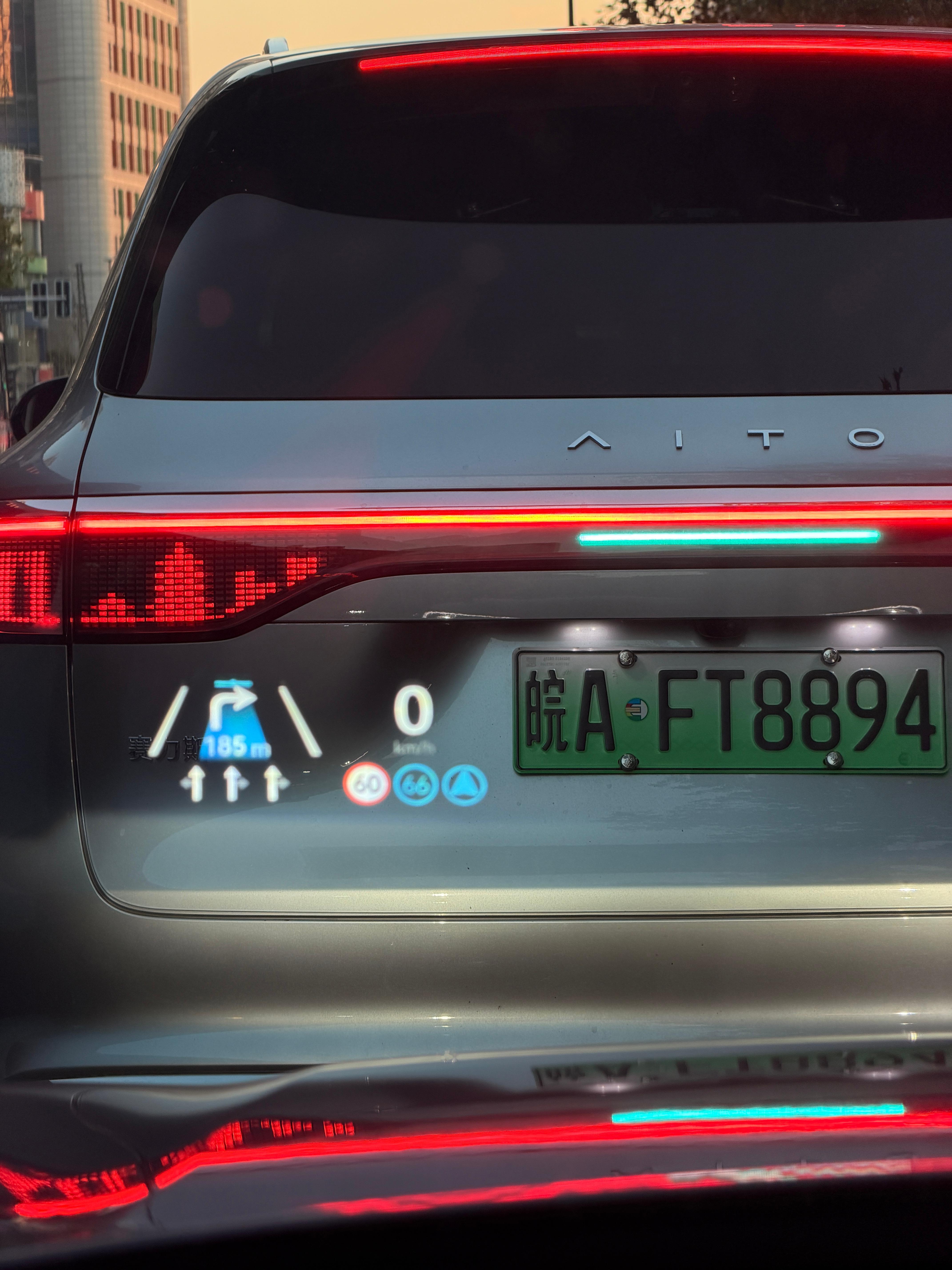 我的问界M8和问界M5🚗堵在了南京的晚高峰里……华为智驾我的堵车搭子