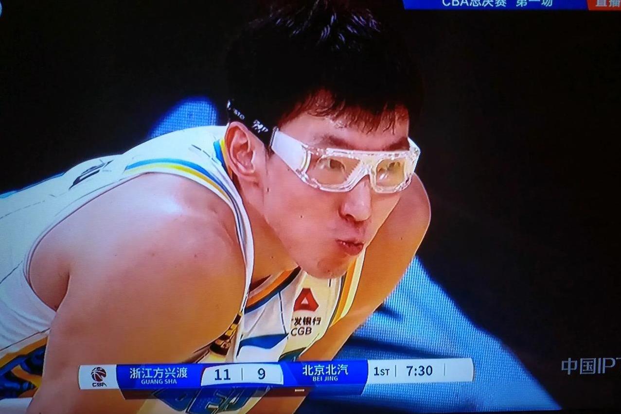 今晚北汽好歹就看你们了！一位是防守进攻加投3分的全能干将陈盈俊。另一个则是篮下的