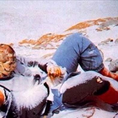 1998年，一对夫妻攀登珠峰，妻子被遗弃在山顶，她绝望喊道：“不要扔下我，好吗？