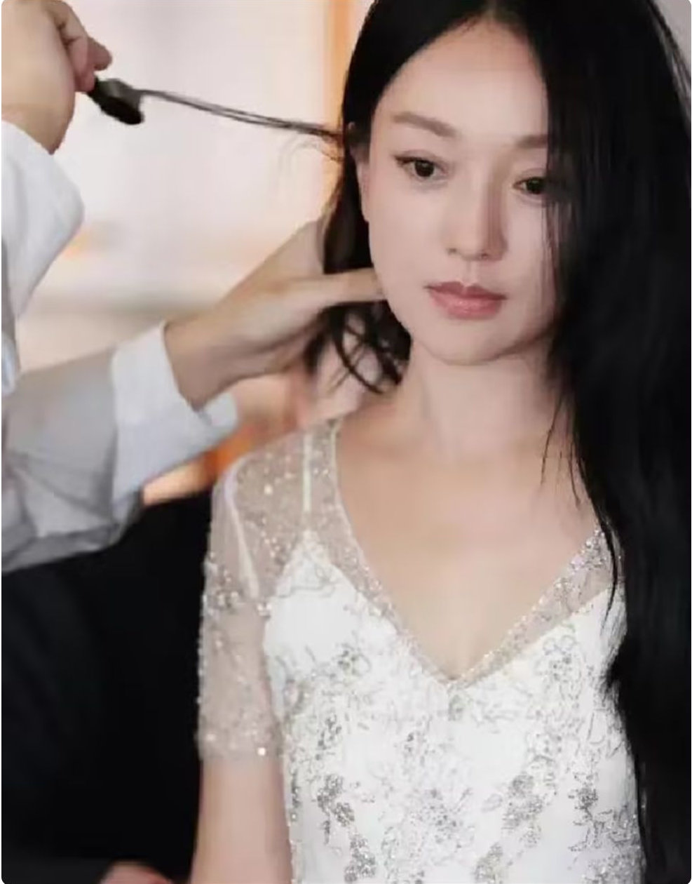 51岁周迅留回长发后像换了个人！穿轻纱裙好惊艳，美到差点认不出