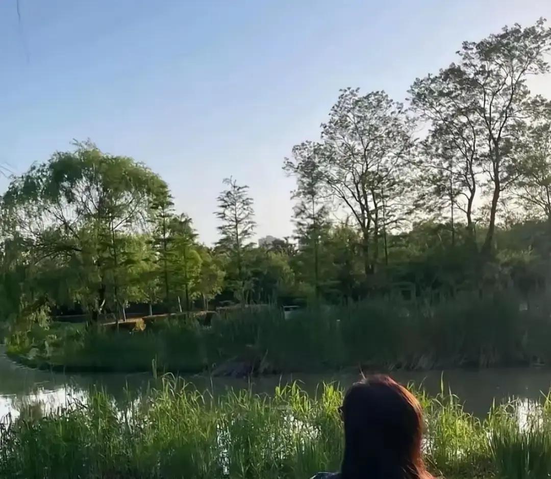 出嫁的女儿回娘家住了半个月，走的时候，亲妈递过来一张折得巴巴的纸条，上面密密麻麻
