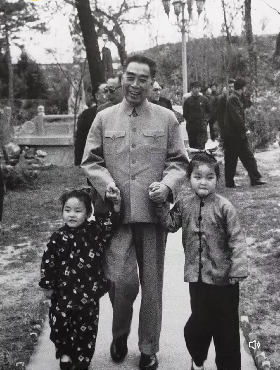 1963年，地点北京，周恩来总理在百忙之中去宋庆龄住所北京西城区后海北沿46号，