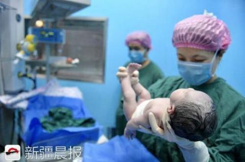 “元旦宝宝”来啦! 新手爸爸: 新年新气象, 我很开心