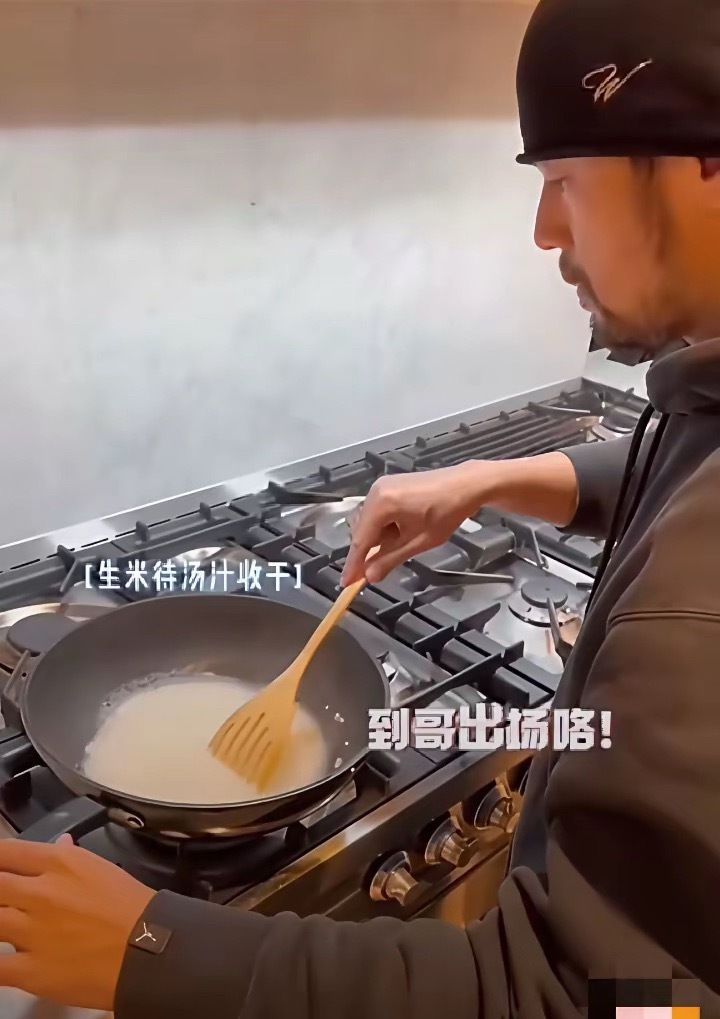 难怪周杰伦会赚大钱，因为他知道疼老婆，关键是他还愿意下厨做饭，他家的厨房特别有烟