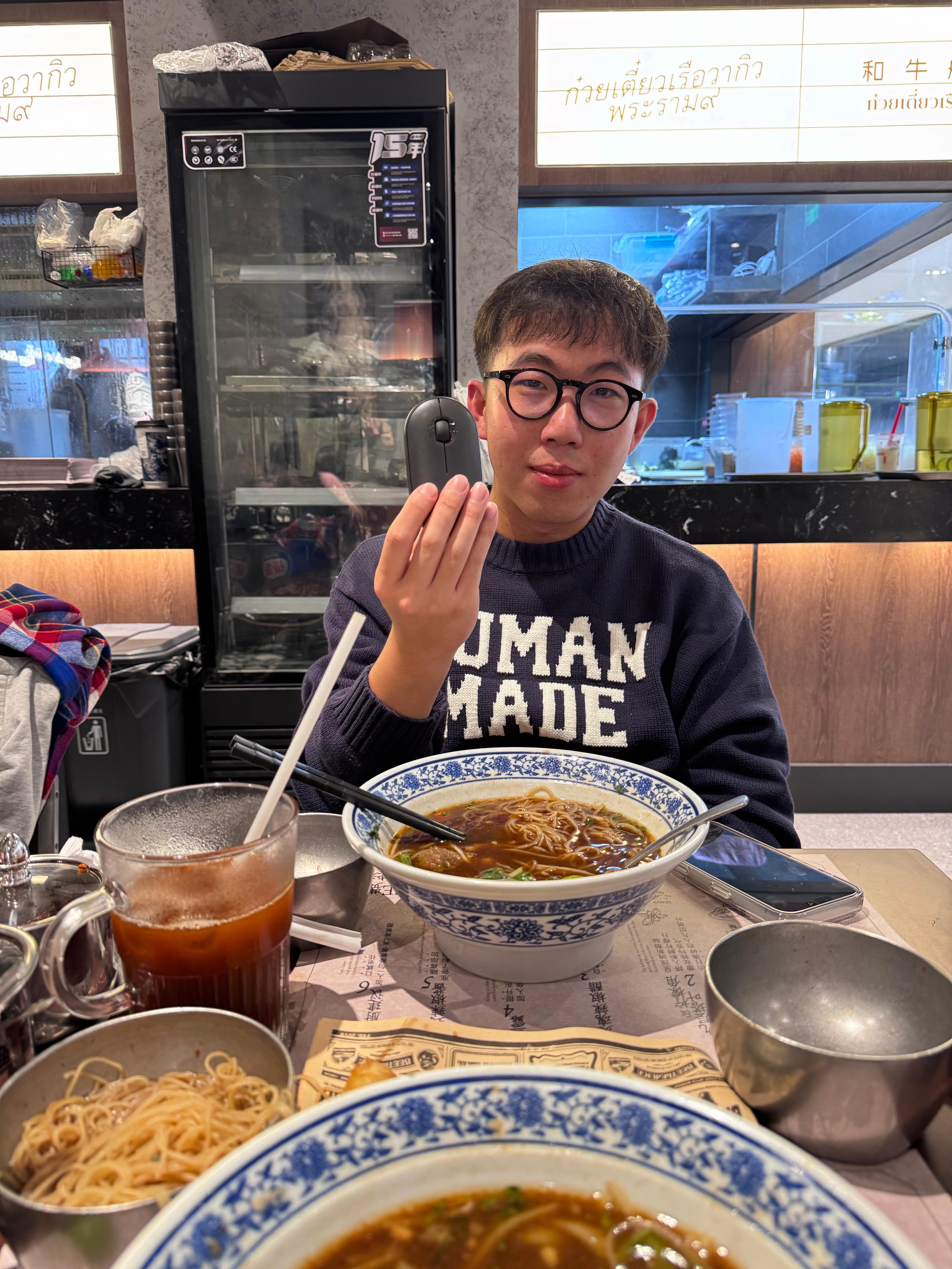 顶级牛马了属于是……谁家好人兜里揣鼠标的阿