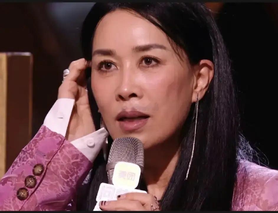 那英在《歌手2026》是怎样的存在？1、身为串讲人，她全程没有串讲曲目、介绍歌手