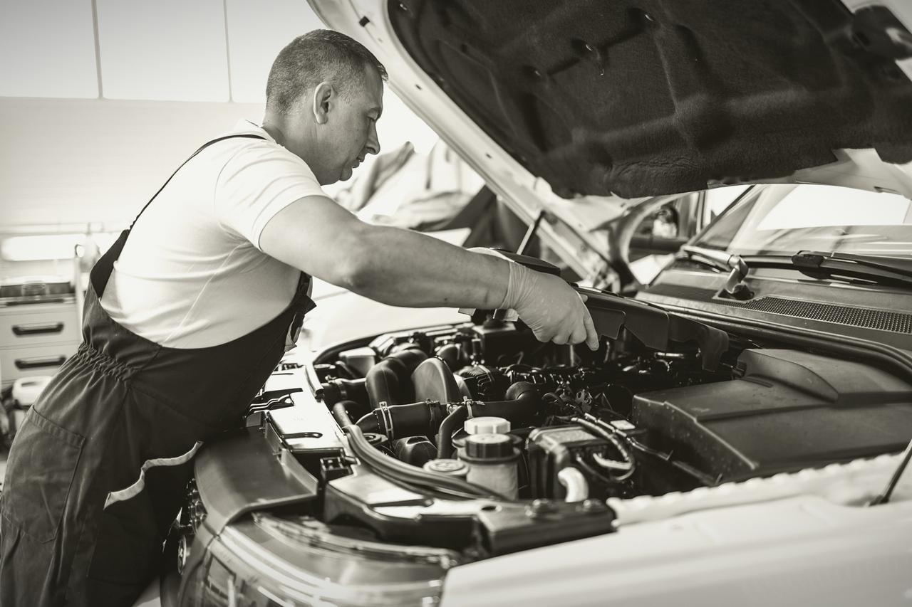 1924年，美国一个汽修工喝多了，把卡车蓄电池里的酸液灌进了生锈的发动机油箱。第