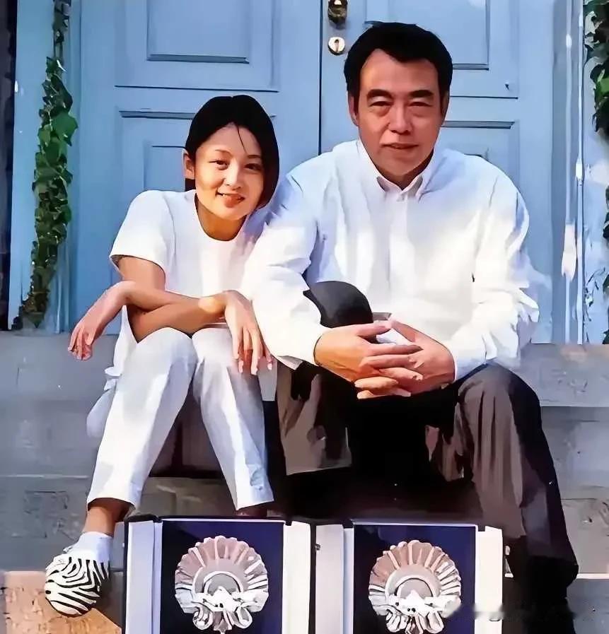都误会陈凯歌啦，他不是爱美女，不是贪图陈红年轻。陈凯歌也是找到了适合的人，洪晃