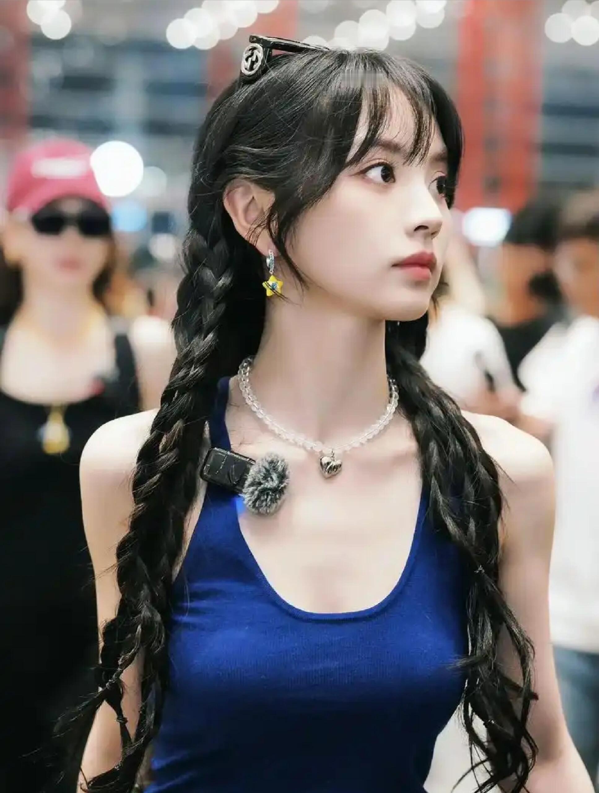 田曦薇紧身小背心