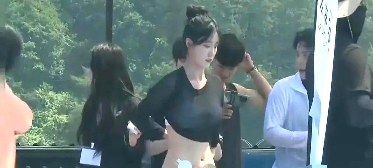 女星活动现场“走光”截图，真的是一不小心吗？这事一出来，评论区立马炸锅，有人心