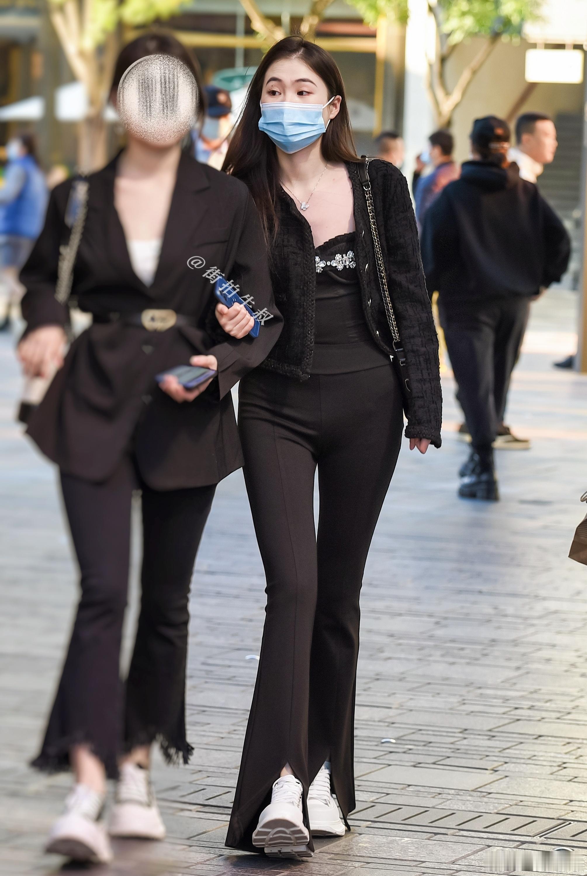 线条优美的黑色喇叭裤