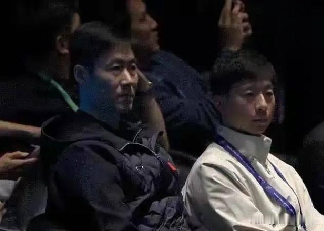 -王楚钦每打关键战，马龙常坐场边/看台，眼神专注、不苟言笑、不玩手机、不闲聊。