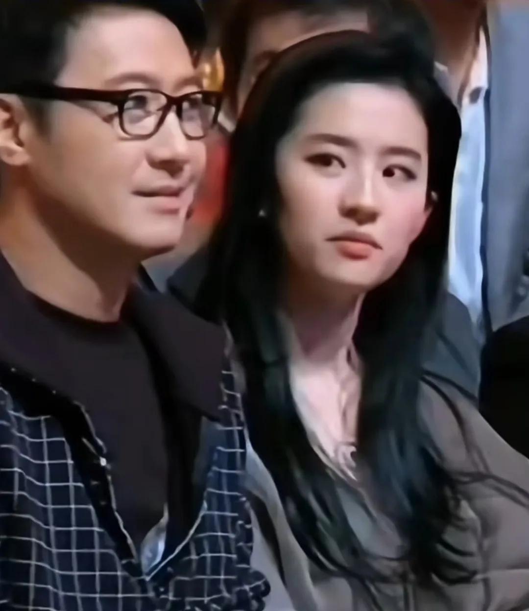黎明绝对是不上镜了，不然也不会让他旁边坐着的大美女刘亦菲这么仔细又很认真对着他看