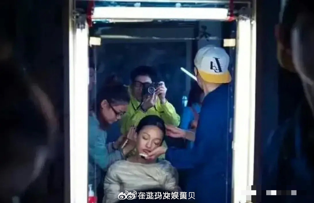 周迅拍《如懿传》时，化妆化着就睡觉了，工作人员托着她的脸…