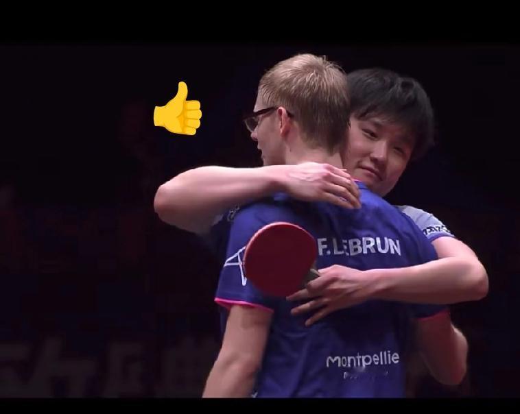 张本智和与小勒布伦深情相拥，这一抱从张本眼神中透露出，正是因为与你相遇，才让我变