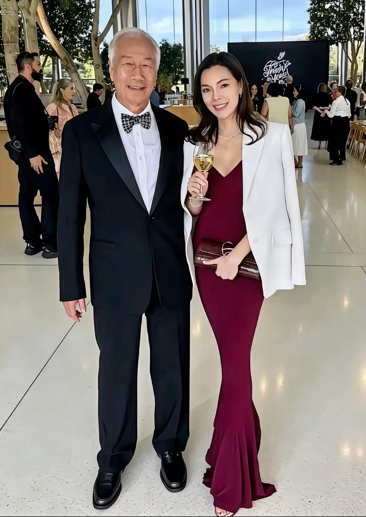 73岁的郭台铭与小妻子同框，小妻子站在郭台铭的旁边，身材真好。