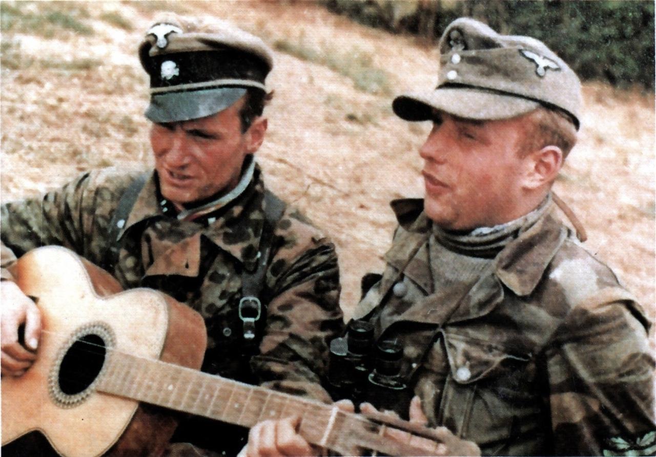 这些照片拍摄于1944年夏天的诺曼底，记录的是党卫军第12装甲师“希特