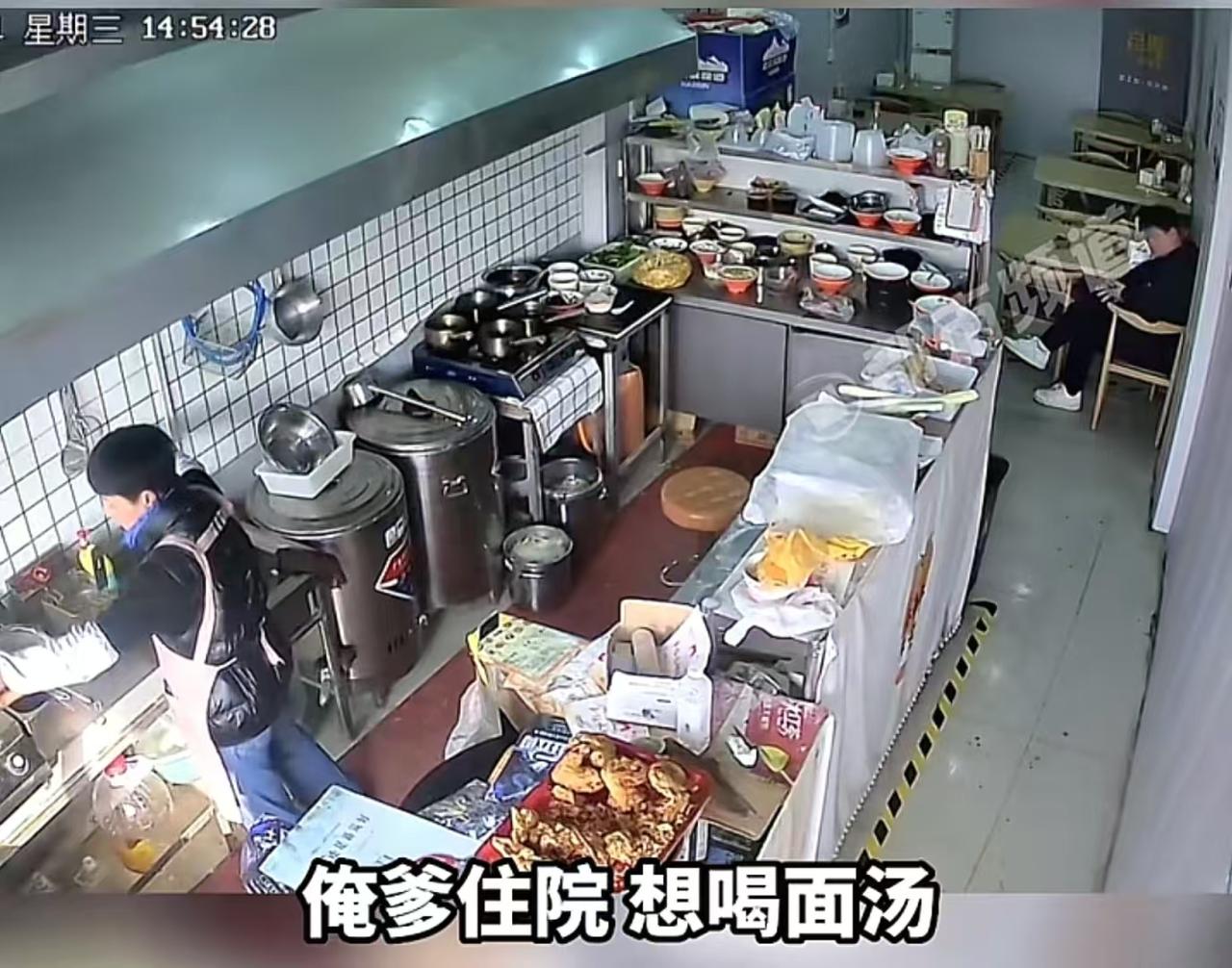 河南商丘，老人在医院临终前想喝一碗面汤，家属去医院旁边的小店求助老板：别的店没卖