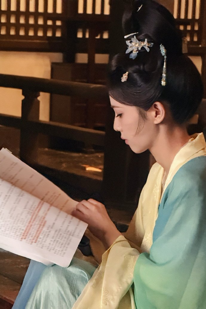 白鹿给莫离剧组的工作人员送手工花白鹿订了无指妈妈的手工花白鹿给莫离剧组的工作