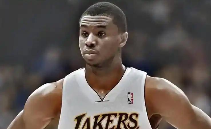 热火就自己留着玩吧热火随队记者WesGoldberg明确辟谣球队并无意交易