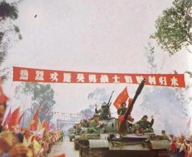 1979年，解放军一名走失的战士正在越南的农田里挖红薯，突然迎面冲过来七八名越军