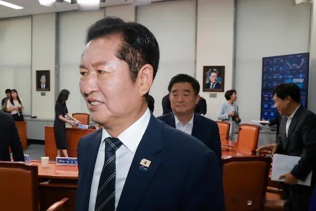 6月15日，韩国共同民主党党首郑清来公开盛赞总统李在明，称其凭借出色外交能力，已