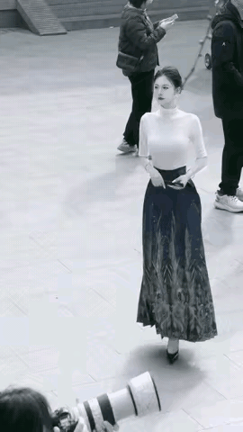 这女的真好，身材，样貌，气质，都有，太完美了[赞][赞]