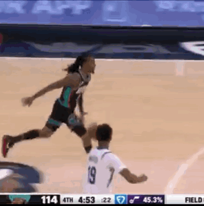 莫兰特欺负老同志，乐福吃了个哑巴亏。可惜这球扣飞了，否则莫兰特这球又成今日最佳扣