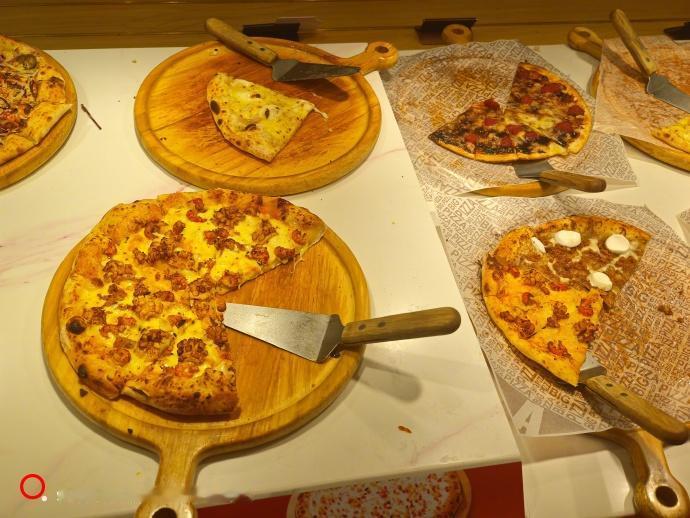 老胡在吃一家自助披萨，这类100元以下的自助餐，是北京餐馆里最火的其中一类，周末